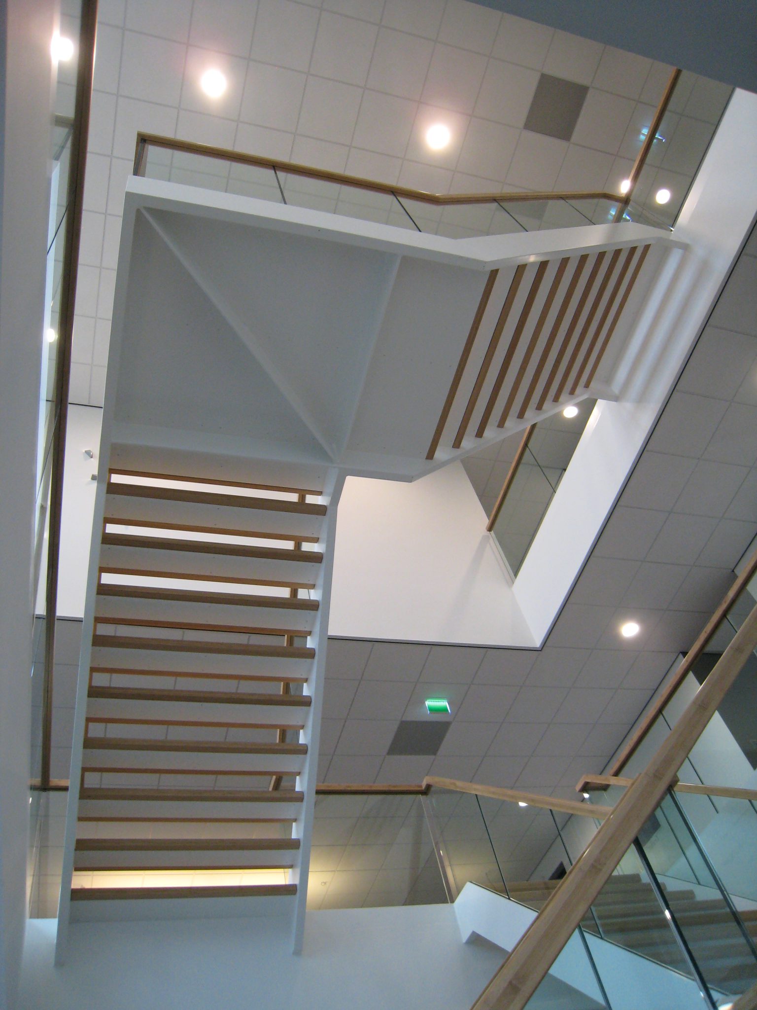 GS Staalwerken bouwde een zwevende trap, secundaire kantoortrap en industriële trappen voor dit project. 